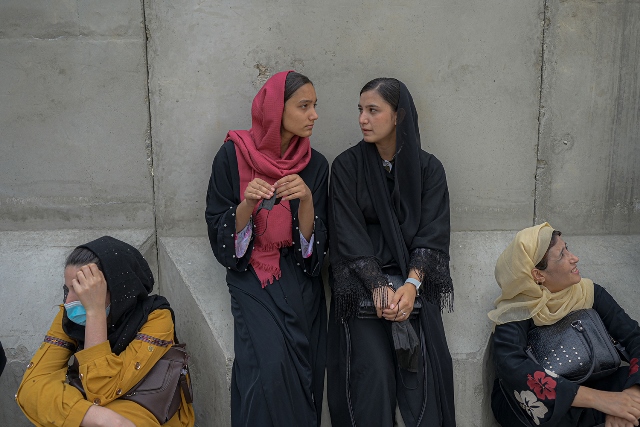 TOPSHOT - In this picture taken on September 20, 2021 Afghan women wait in front of a bank office in Kabul. (Photo by BULENT KILIC / AFP) (Photo by BULENT KILIC/AFP via Getty Images)